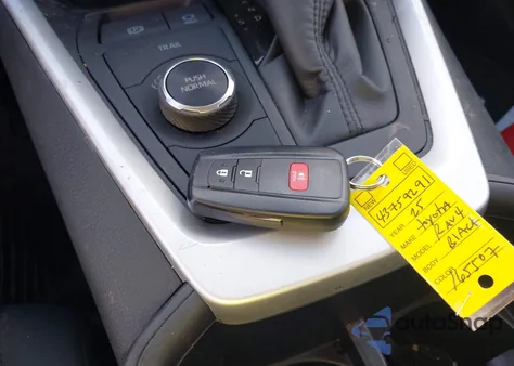 2025 Toyota Rav4 Hybrid Xle z USA, uszkodzony, nr VIN 4T3RWRFV7SU165507